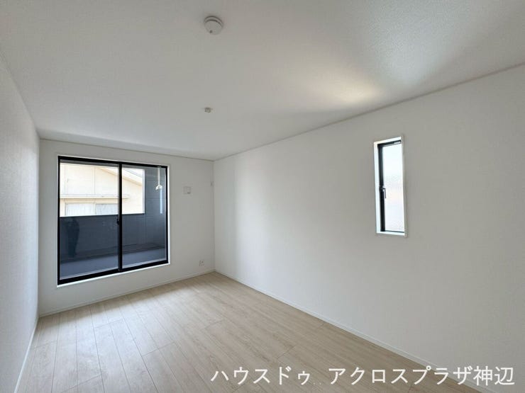 【洋室7.5帖】ベランダとつながる寝室でゆとりのあるくつろぎの時間をお過ごしいただけます。