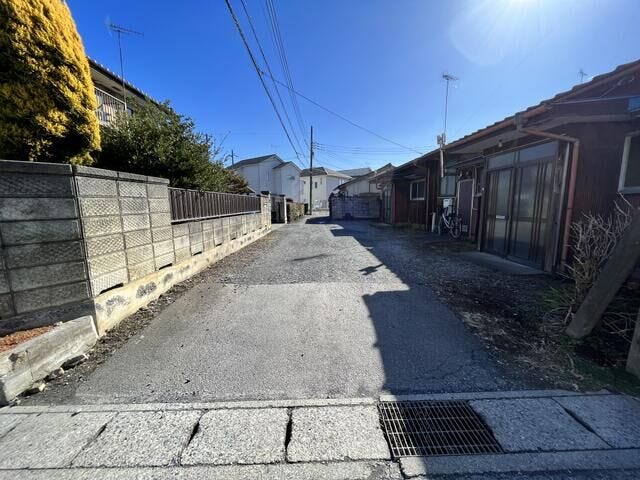 西側の広い道路からの進入路