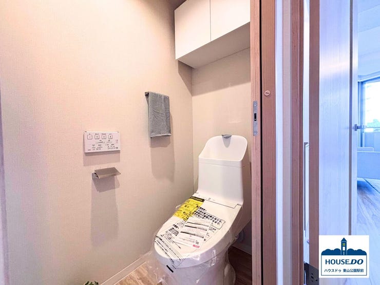 収納に困らない、実用的な棚付きトイレ。トイレットペーパーや芳香剤などをスッキリ収納できます。
最新の温水洗浄機能で、いつでも清潔・快適。