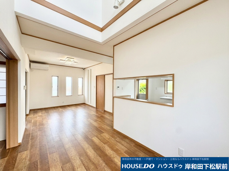 窓、吹き抜けもあり全体的に明るい空間です♪