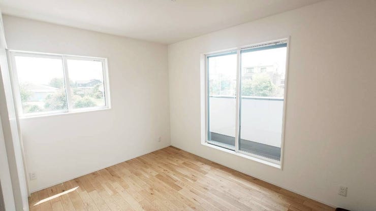 白色を基調とした清潔感のある明るいお部屋です。窓からは光が差し込み、毎朝気持ちよく目覚めることができそうですね。