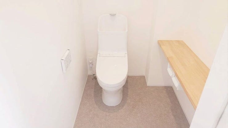 ホワイトカラーで統一された、清潔感があるトイレです。1階、2階にトイレがあるので、混み合う時間も安心ですね。