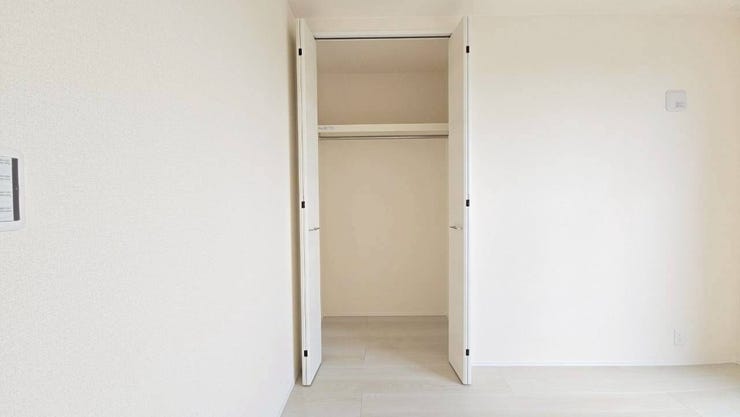 【収納】
扉付きのクローゼットは中身をしっかり隠せるため、生活感を抑えお部屋全体をすっきりと見せることができ、急な来客時にも安心です♪
さらに棚付きの収納があることで、細かな物も整理できます!