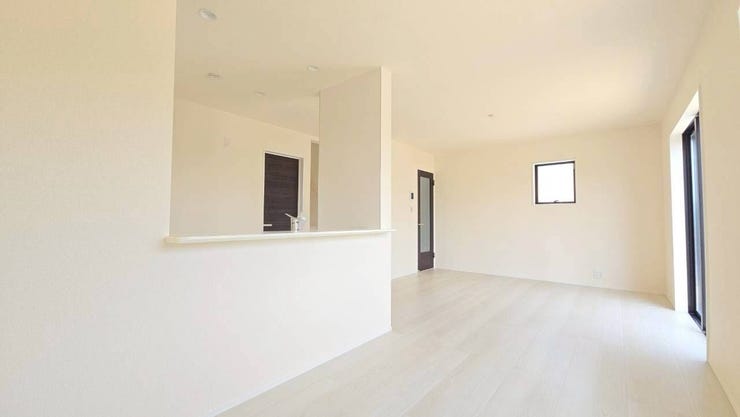 【見通しの良いリビング】
縦長のリビングはどこにいてもお部屋全体が見渡しやすく、ぱっと見て室内の様子が把握しやすいです♪
そのため小さなお子様がいるご家庭や、ペットを飼われていても安心です!