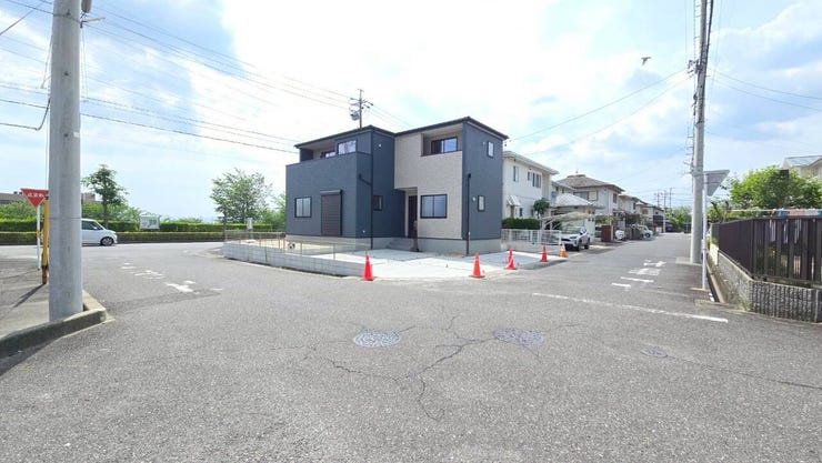 【前面道路】
交通量が少なく静かな環境のため、歩行者や高齢者、お子様にも安心の立地です♪
周辺の騒音も少ないため、落ち着いた雰囲気の中で穏やかな毎日を過ごしたい方にぴったりの住環境です!