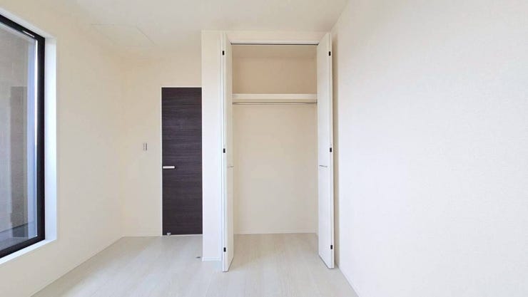 【全室収納付き】
全ての部屋に収納が備わっているため、家族ごとに持ち物を分けて整理しやすく、生活空間をすっきり保てます!
日々の片付けがしやすく、暮らしのリズムが整いやすい嬉しいポイントです♪