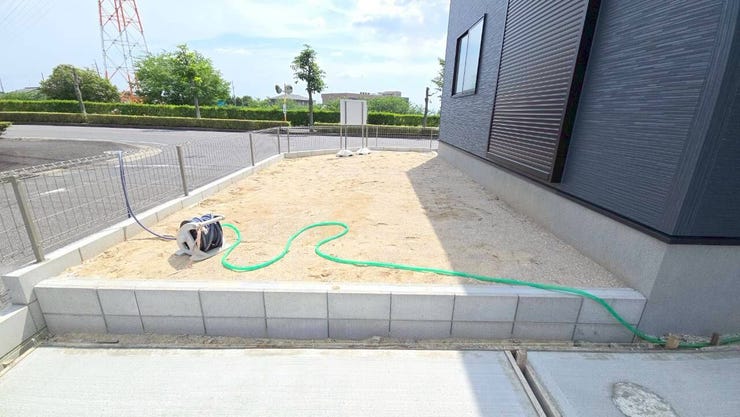 【庭】
陽当たりの良い南向きのお庭は、子どもの簡易プールやペットの砂場など置いて家族で楽しめるスペースに♪
さらに小さなベンチを置けば、朝のコーヒーや読書も楽しめる心地よい空間になります!
