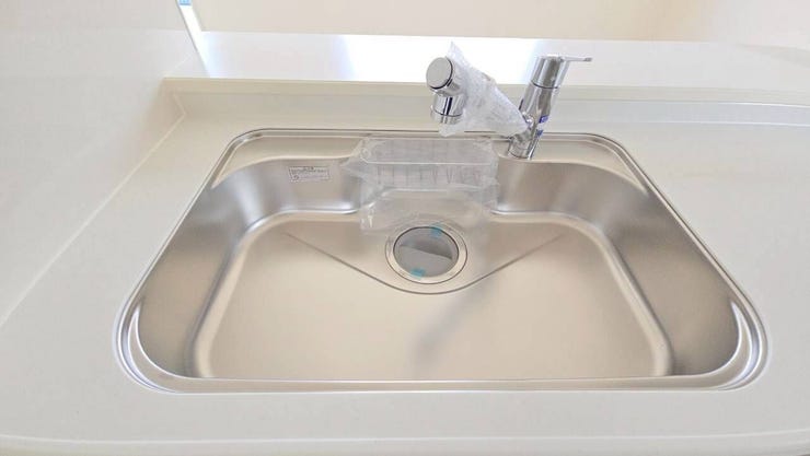 【シンク】
深めの設計のシンクは水撥ねがしづらく、食器類を多く置けるため毎日の洗い物のストレスを軽減します♪
さらに高めの位置に水栓があるため、大きなフライパンやまな板も洗いやすいです♪