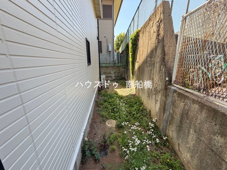 勝手口を出て左側(建物裏)