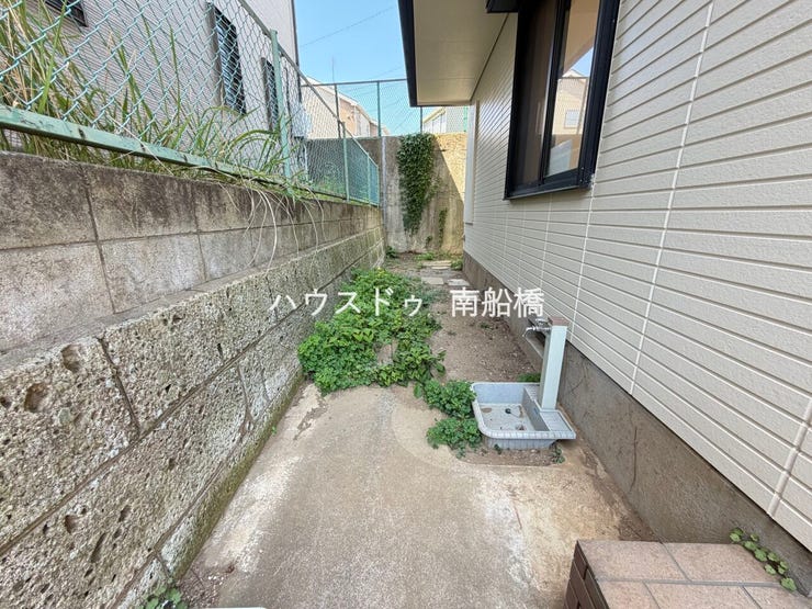 駐車場奥