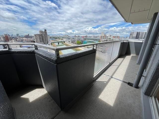 南向きバルコニーで陽当たり良好。お部屋まで明るい日差しが届きます。