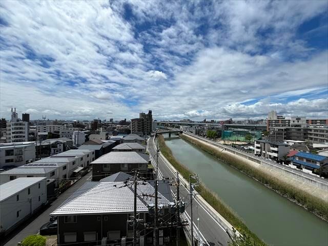 バルコニーからの眺望です。川沿いの景色を眺めながらリフレッシュできますね♪