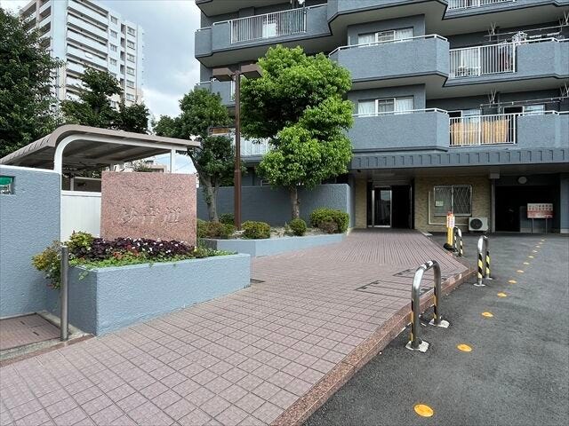 マンション南側エントランスです。