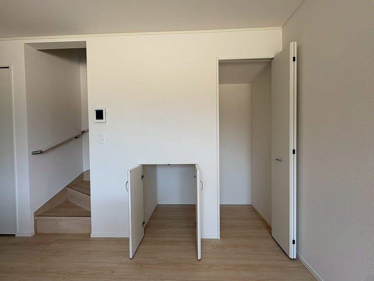 あると便利な階段下収納☆非常用品や掃除道具など収納できます(^^)