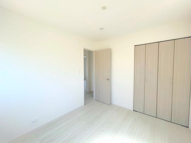 【洋室】
部屋の広さが適度なため、家具の配置やインテリアデザインがしやすく、狭すぎず広すぎない居心地の良い空間を作れます。
また収納が豊富な間取りで部屋が散らかりにくく、掃除や片付けが楽に♪