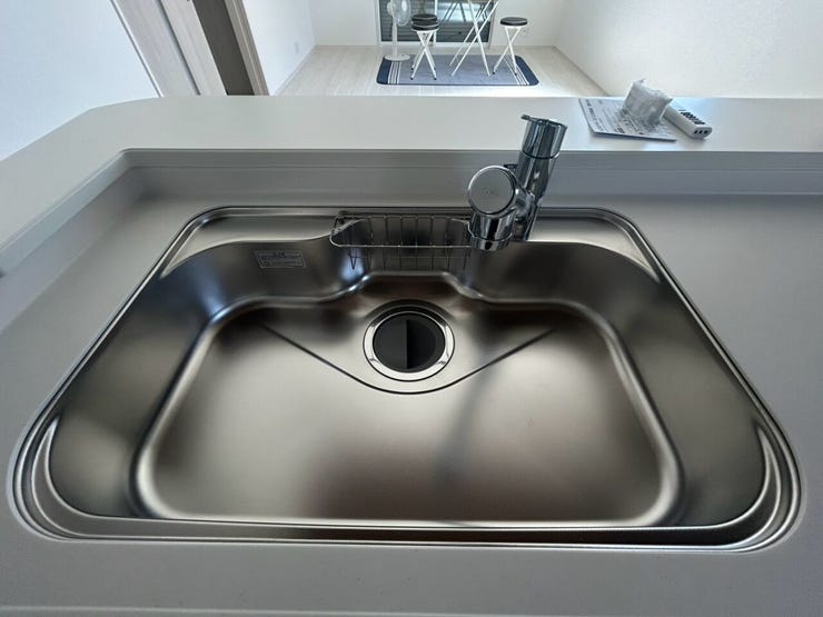 【いつでも安心でおいしい水を「浄水器付きシンク」】
水栓一体型の浄水器で、料理や飲料水にいつでも安心・安全なお水を使えます。
野菜洗いにも気兼ねなく使え、毎日の食卓を美味しく健康的にサポート。