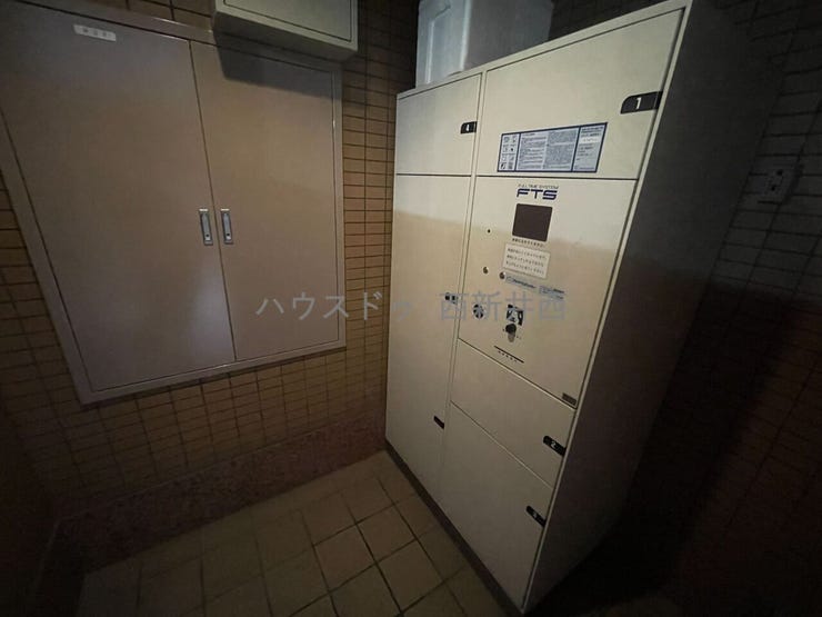 オートロック奥に宅配ボックスあり