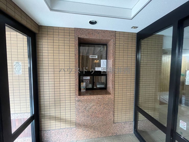 オートロック向かいに管理人室
