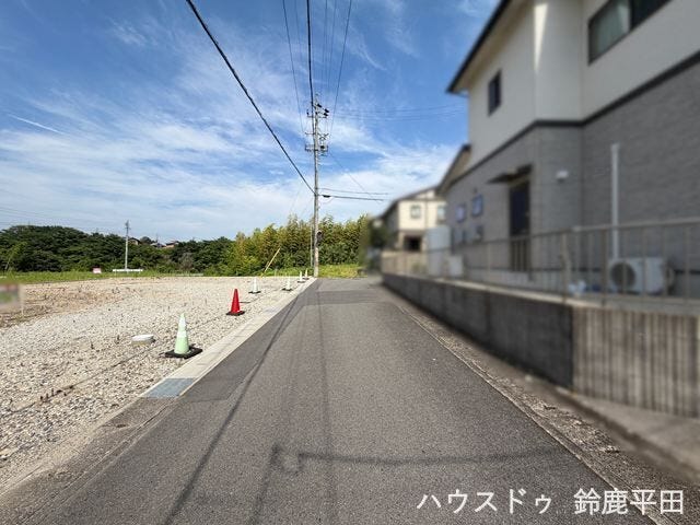 【南側幅員約4.8m前面道路】交通量が少ないので車の走行も安心できます。(2026年7月16日 撮影)