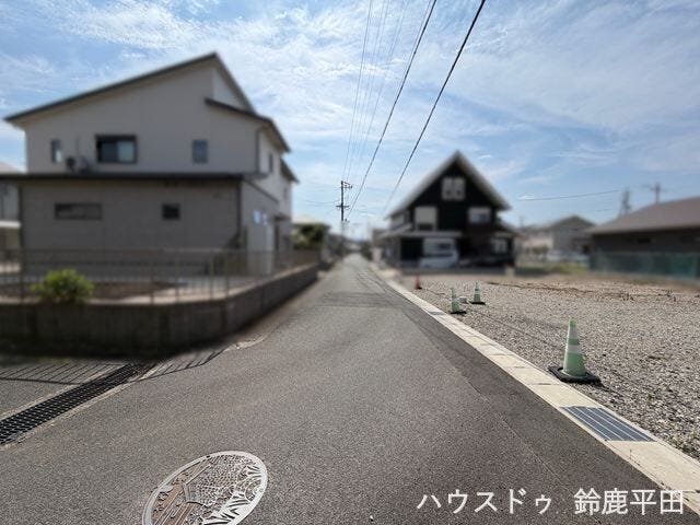 【南側幅員約4.8m前面道路】ゆとりある道幅で車の出し入れがしやすいです。(2026年7月16日 撮影)