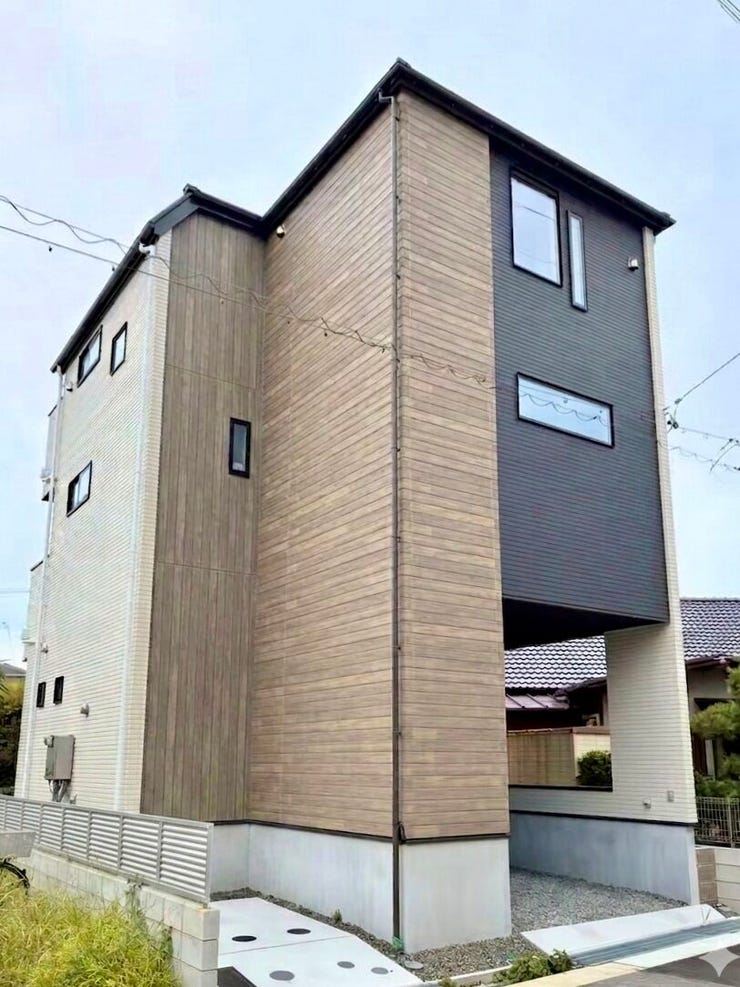 【外観】
木目調×ダークトーンが美しく映える、洗練されたモダンな3階建て登場