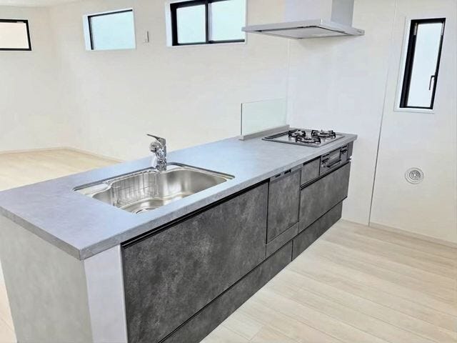 キッチンのすぐ横に縦型小窓を配置。自然光を感じながら、匂いや煙の換気もスムーズに