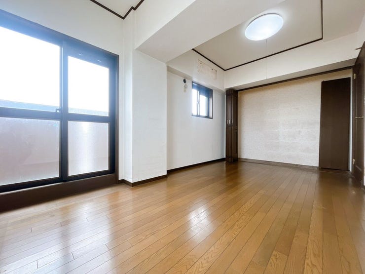 【洋室】
広々としたお部屋は家具の配置やインテリアデザインがしやすく、自分好みの居心地の良い空間を作れます♪
ソファやテレビ台を設置して家族や友人とくつろげるセカンドリビングスペースにもなります!