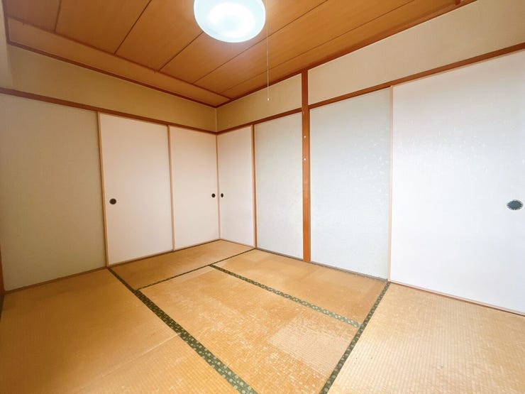 【和室】
畳は客間・寝室・食事など様々な用途で使用することができ、湿度調整にも優れています!
柔らかな肌ざわりと木の香りが心をほぐし、和室ならではの落ち着きと安らぎに満ちた空間を生み出します♪