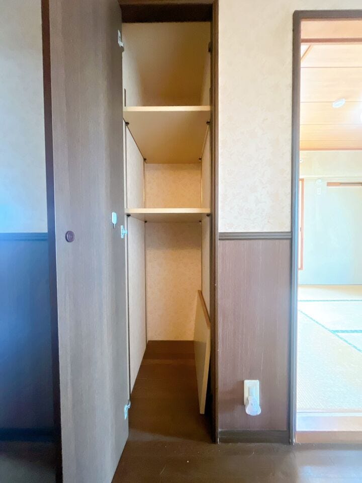 【廊下収納】
廊下にも収納を設けることで、溢れがちな日用品もすっきり収納することが出来ます♪
生活導線に収納を配置することで取り出しやすく、必要な物をすぐに手に取れる動線が確保されます!