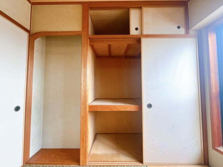 【押入】
奥行きと幅のある押し入れは、布団や季節物の衣類、大型の道具までしっかり収納できる頼もしいスペース♪
和室ならではの落ち着いた雰囲気と調和し、すっきり片付いた心地よい空間を保てます♪