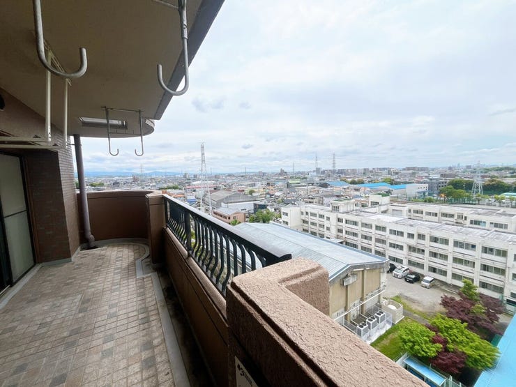 【眺望写真】
10階のお部屋からは、周囲の緑や並び立つマンション、街の景色が一望できる開放的な眺望が広がります!
自然と都市が調和した景色を楽しめ、季節ごとの移ろいも感じられる心地よい住環境です♪