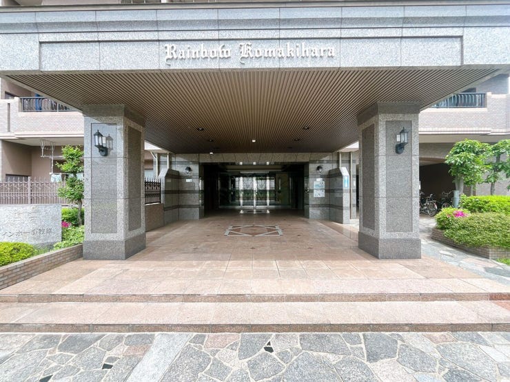 【エントランス】
堂々とした石造りの屋根と広がりのある空間が印象的なエントランス♪
落ち着いた上質さが漂い、暮らしに静かな誇りを添える迎え入れの場です!
重厚感ある見た目は防犯にも役立ちます!