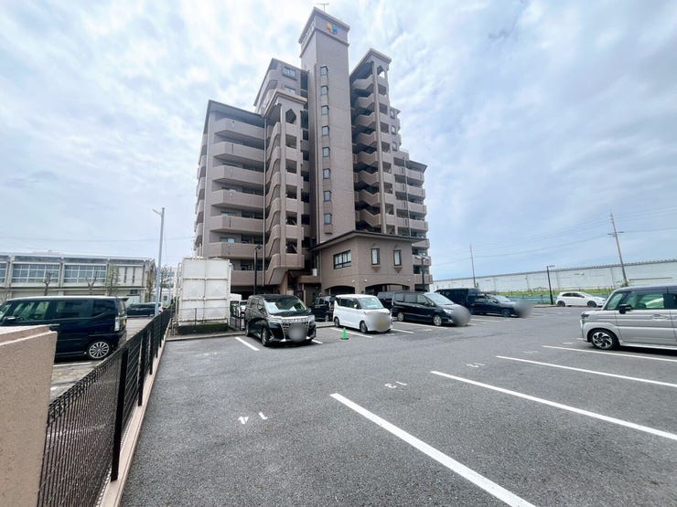 【駐車場】
敷地内には、1台分の駐車場を確保しています!
月額4500円で利用できるため、車を所有している方でも新たに駐車場を探す必要がなく、安心してお住まいいただけます♪