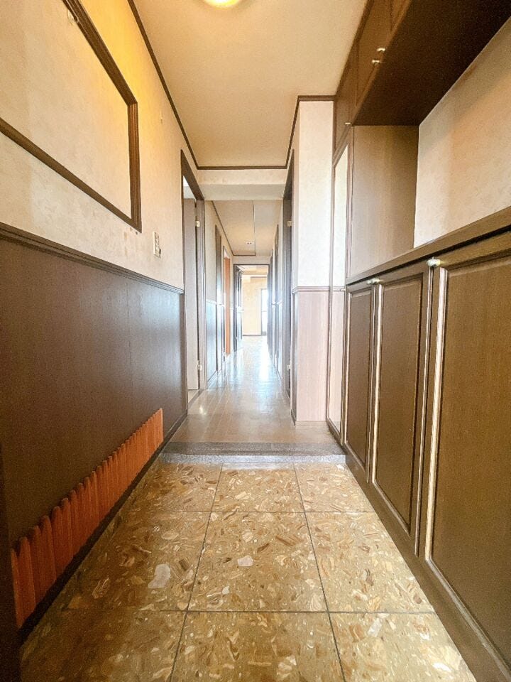 【風通し良好】
玄関からバルコニーまでが一直線の設計になっているため匂いや湿気がこもりにくく、いつでも爽やかな空気を感じられる快適な住環境です!
自然の風が心地よくお部屋を抜けます♪