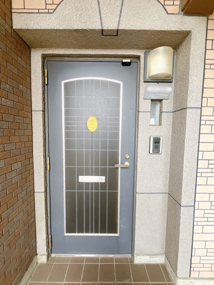 【玄関ポーチ】
屋根付きの玄関ポーチで、雨の日でも濡れずにお部屋への出入りがしやすいです!
日差しも遮って快適に出入りできるため、天候に左右されず安心♪
家族や来客にも嬉しい便利なスペースです!