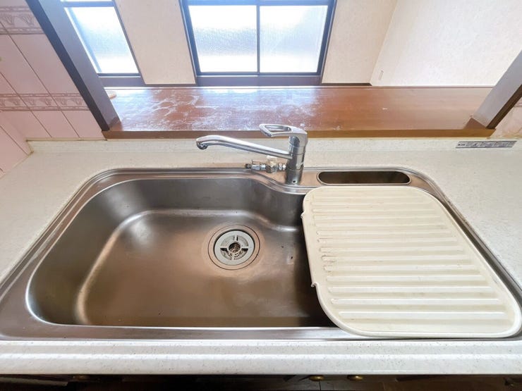 【シンク】
深めの設計のシンクは水撥ねがしづらく、食器類を多く置けるため毎日の洗い物のストレスを軽減します♪
さらに高めの位置に水栓があるため、大きなフライパンやまな板も洗いやすいです♪