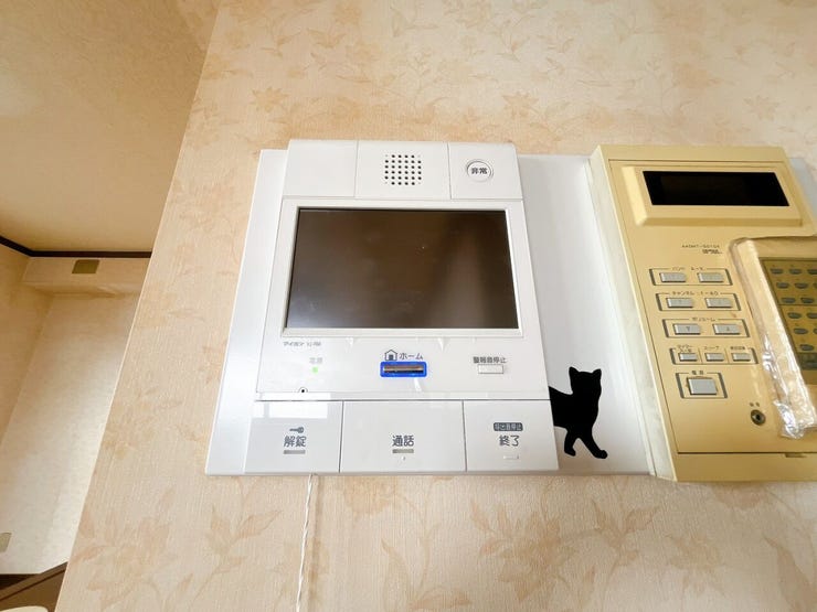 【モニター付きインターホン】
モニター付きインターホンなら、来訪者の顔を確認してから対応できて安心♪
セールス対策にも役立ち、毎日の暮らしに安全と快適さをプラスしてくれる設備です!