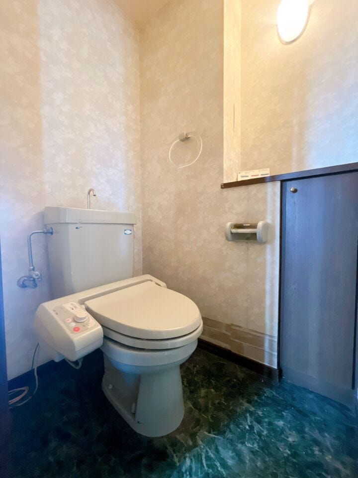 【トイレ収納】
収納があることでトイレットペーパーのストックや掃除用具、芳香剤などをすっきり整理できます!
見た目も清潔で使いやすく、衛生面が気になる場でも毎日気持ちよく過ごせる快適な空間に♪