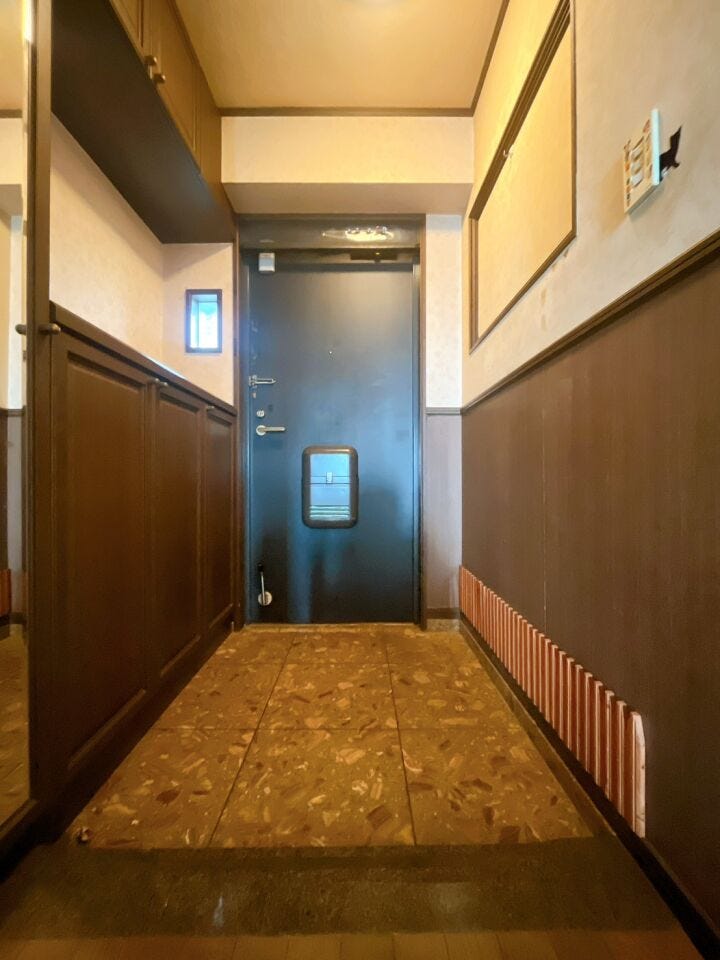 【玄関】
ガラス窓付きの玄関は自然光が差し込み、玄関が明るく開放的に!
日中は照明いらずで省エネにも♪
おしゃれで洗練された印象を与え、外観のアクセントとしても映えるデザインです!