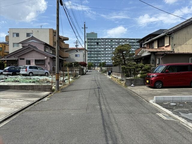 幅員約5.4mの前面道路です。車がすれ違うのに安心な道幅です。道幅が広すぎると交通量が増えてしまうのも心配ですので、これぐらいが理想的な道幅なのかもしれませんね。