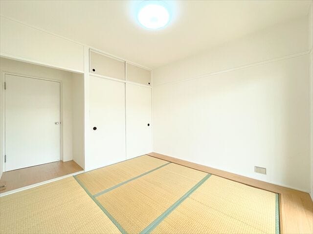 足を伸ばしてくつろげる和室。
日々の疲れを癒す、心安らぐ空間です。