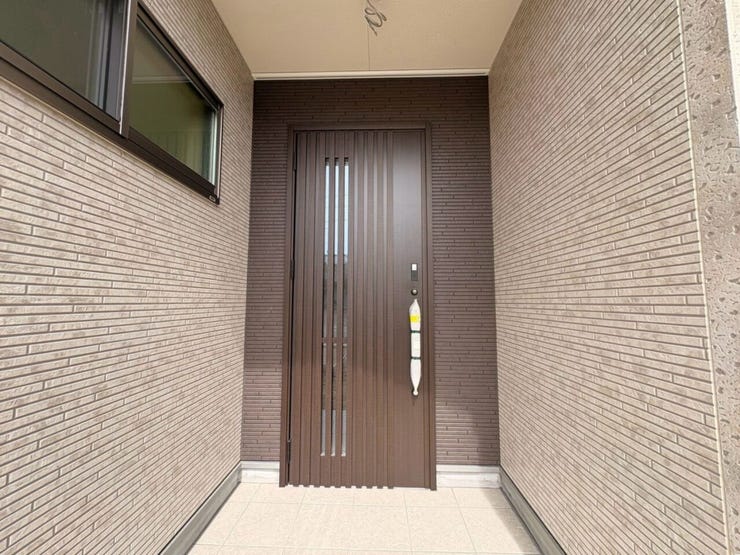 屋根付きで雨の日も扉の開け閉めの際に濡れにくいです!鍵を探している間にびしょ濡れなんてこともないですね♪