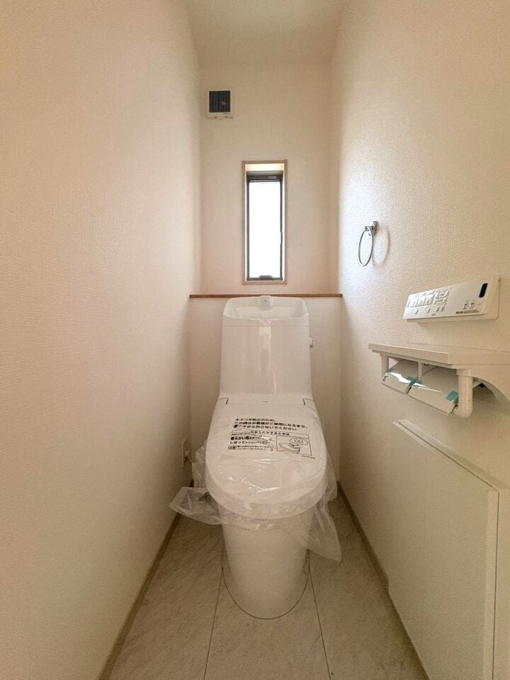 1・2階にトイレがございます♪朝の忙しい時間帯も待たずにすみそうですね♪