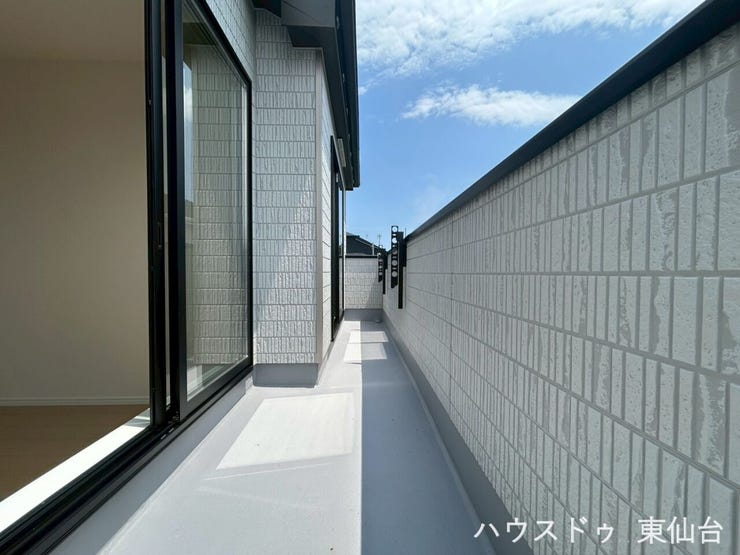 プライベートに配慮した低めの位置に物干しホルダーがあります♪
晴れた日は家族の布団を一気にふかふかにできる、ワイドなバルコニーです♪