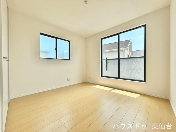 自然光がしっかり入る、気持ちのいい明るさの洋室です。