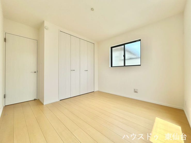 白基調の壁で、どんな家具も合わせやすい空間。