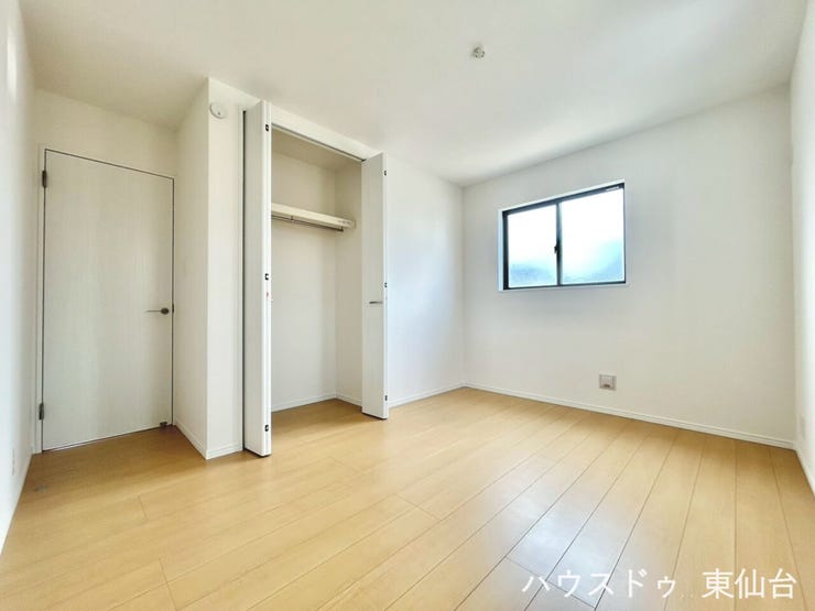 プライベートも守られる、落ち着いた雰囲気の洋室です
