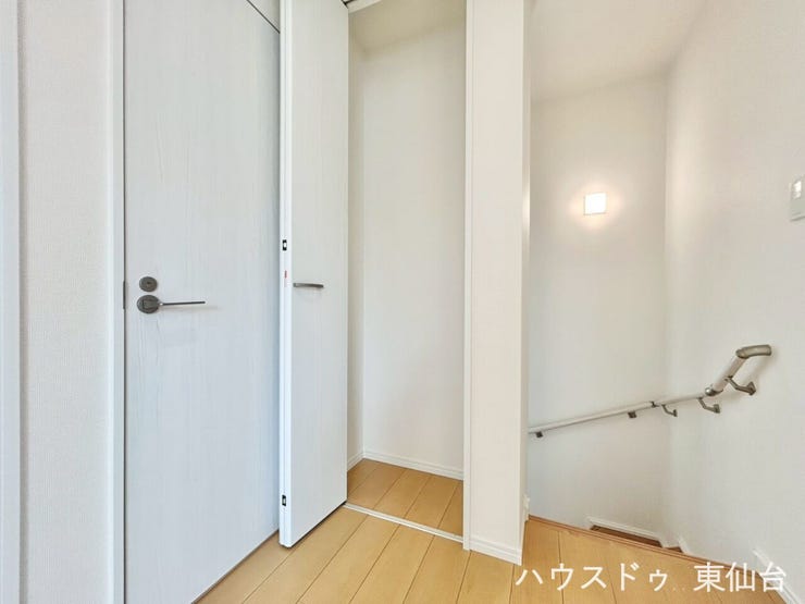 2階廊下の収納です♪背が高いものも難なくしまえますね♪