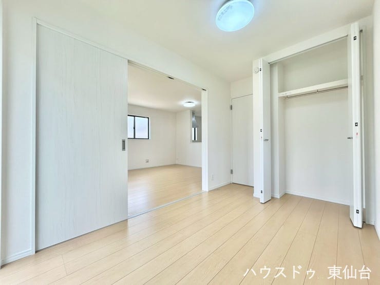 引き戸で行き来も換気もしやすい2方向からアクセスできる洋室です♪