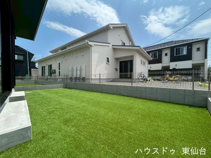リビングから望めるお庭スペースです